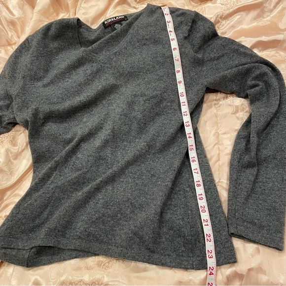 76. Kirkland Gray Cashmere 18"PTP V-Neck Sweater - Picture 6 of 7